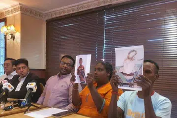 Cik AD Mogahana Selvi (dua dari kanan)  menunjukkan gambar keadaan anaknya yang mengalami masalah kesihatan akibat didenda berjemur di tengah panas oleh guru pada 30 April. Keluarga murid itu mahu memfailkan saman sivil ke atas pihak terbabit dalam kes berkenaan.