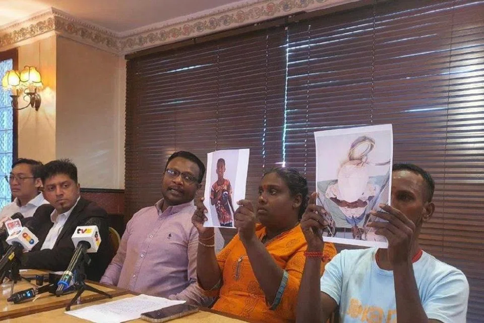 Cik AD Mogahana Selvi (dua dari kanan)  menunjukkan gambar keadaan anaknya yang mengalami masalah kesihatan akibat didenda berjemur di tengah panas oleh guru pada 30 April. Keluarga murid itu mahu memfailkan saman sivil ke atas pihak terbabit dalam kes berkenaan.