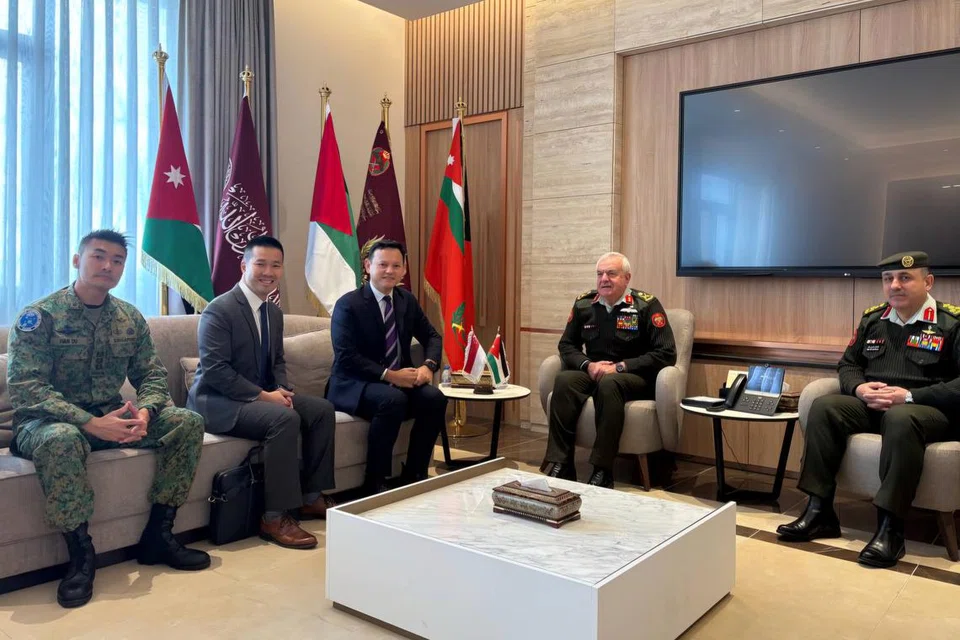 Menteri Negara Kanan (Pertahanan merangkap Tenaga Manusia), Encik Zaqy Mohamad (tiga dari kiri), bertemu Ketua Staf Bersama Angkatan Bersenjata Jordan (JAF), Mejar Jeneral Yousef Al-Huneiti (dua dari kanan) ditemani oleh (dari kiri) Kolonel Ivan Du, Kolonel Alan Tan dan Brigadier Jeneral Haitham Baker.
