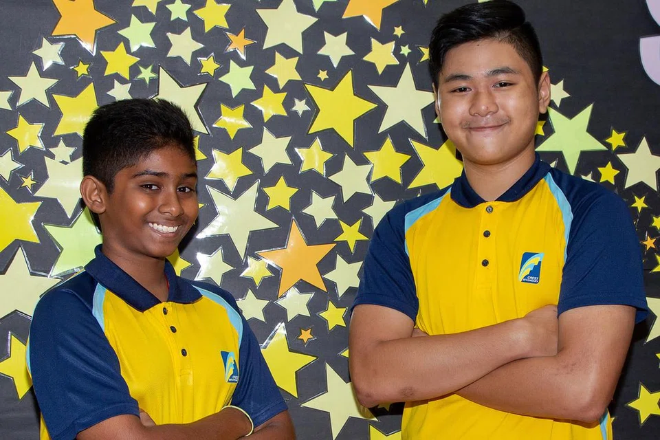 SELESA BERBAHASA MELAYU: Pirakash Ravie dan Raymond Lim berasa seronok mempelajari bahasa Melayu di Sekolah Menengah Crest kerana cara pembelajaran dan aktiviti yang menarik di sekolah itu.