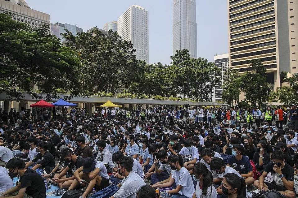 BANTAHAN AMAN: Pelajar menyertai Rapat Bantahan Pelajar Sekolah Menengah di Taman Charter di Hongkong semalam. - Foto EPA-EFE