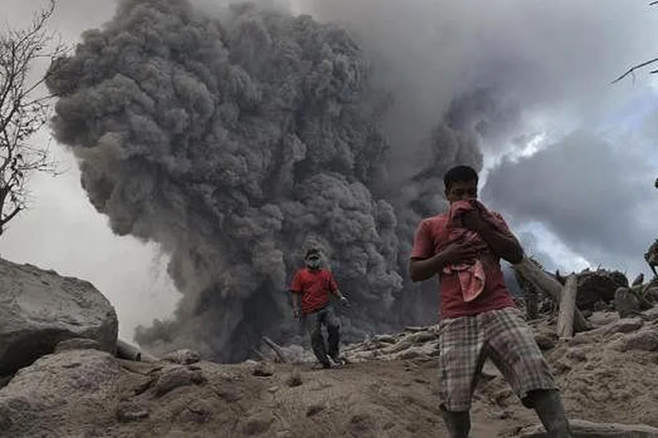 LETUPAN GUNUNG BERAPI: Kehidupan penduduk berdekatan Gunung Sinabung di Sumatera terjejas ekoran letupan gunung itu pada 21 Januari lalu. Namun kejadian itu bersifat sementara dan kemungkinan satu ujian untuk menduga keimanan orang beriman. - Foto REUTERS