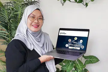 PEREKA UI/UX: "Saya kira anda boleh menyatakan bahawa pandemik ini merupakan satu rahmat kerana saya dapat meningkatkan diri dan mendapat kerja baru." - Cik Siti Hairani Aznor. - Foto ihsan SITI HAIRANI AZNOR