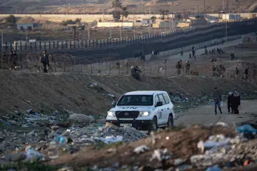 Sebuah kereta agensi Pertubuhan Bangsa-Bangsa Bersatu bagi pelarian Palestin (Unrwa) melintas di kawasan ramai rakyat Palestin melarikan diri ke sempadan antara Gaza dengan Mesir sedang Israel tuduh 190 kakitangan PBB sebagai pengganas