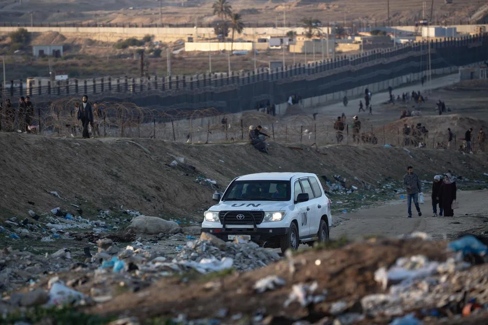 Sebuah kereta agensi Pertubuhan Bangsa-Bangsa Bersatu bagi pelarian Palestin (Unrwa) melintas di kawasan ramai rakyat Palestin melarikan diri ke sempadan antara Gaza dengan Mesir sedang Israel tuduh 190 kakitangan PBB sebagai pengganas