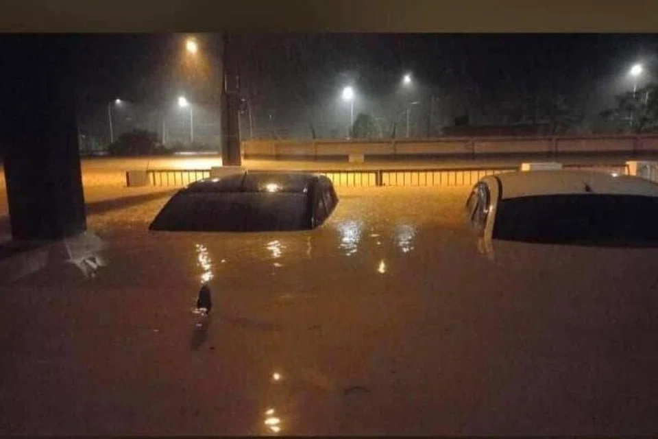 Dua kereta ditenggelami banjir dalam kejadian banjir di Perak.