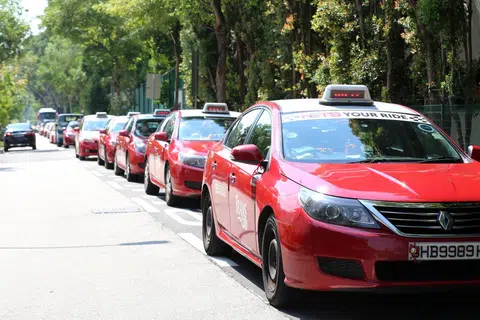 Penguasa Pengangkutan Darat (LTA) akan memberikan lesen sementara selama setahun kepada Trans-cab Services dan Geo Lah untuk menyediakan  khidmat pengangkutan e-panggilan atau ride-hailing services mulai 1 Januari 2025.