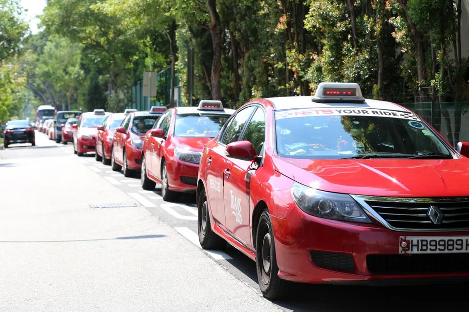 Penguasa Pengangkutan Darat (LTA) akan memberikan lesen sementara selama setahun kepada Trans-cab Services dan Geo Lah untuk menyediakan  khidmat pengangkutan e-panggilan atau ride-hailing services mulai 1 Januari 2025.