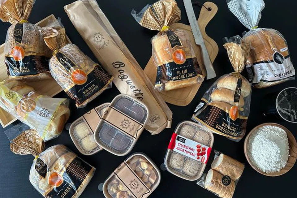 Pilihan roti daripada jenama Hayley, dijual di pasar raya terdekat.