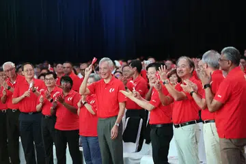 Hampir 1,700 ketua kesatuan, rakan tiga pihak dan tetamu menyambut kedatangan Perdana Menteri, Encik Lee Hsien Loong, dengan sorakan gemuruh di Rapat Hari Pekerja 2024 yang diadakan di Pusat Konvensyen Marina Bay Sands pada 1 Mei – yang terakhir selaku perdana menteri sebelum Encik Lee mengundurkan diri apabila timbalannya, Encik Lawrence Wong, mengambil alih daripada beliau pada 15 Mei. 