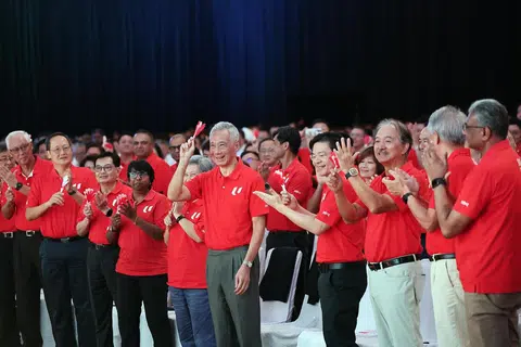 Hampir 1,700 ketua kesatuan, rakan tiga pihak dan tetamu menyambut kedatangan Perdana Menteri, Encik Lee Hsien Loong, dengan sorakan gemuruh di Rapat Hari Pekerja 2024 yang diadakan di Pusat Konvensyen Marina Bay Sands pada 1 Mei – yang terakhir selaku perdana menteri sebelum Encik Lee mengundurkan diri apabila timbalannya, Encik Lawrence Wong, mengambil alih daripada beliau pada 15 Mei. 