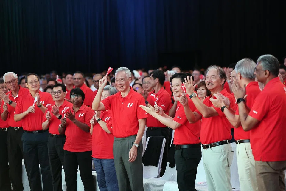 Hampir 1,700 ketua kesatuan, rakan tiga pihak dan tetamu menyambut kedatangan Perdana Menteri, Encik Lee Hsien Loong, dengan sorakan gemuruh di Rapat Hari Pekerja 2024 yang diadakan di Pusat Konvensyen Marina Bay Sands pada 1 Mei – yang terakhir selaku perdana menteri sebelum Encik Lee mengundurkan diri apabila timbalannya, Encik Lawrence Wong, mengambil alih daripada beliau pada 15 Mei. 