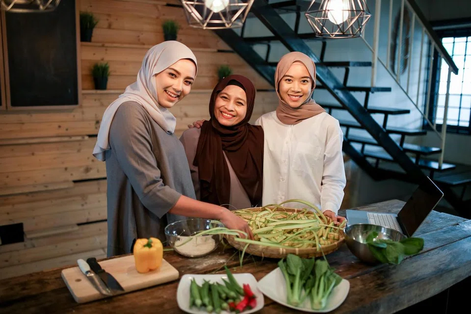 Dalam keghairahan beraya, aspek pemakanan perlu diberi perhatian bagi mengelak risiko masalah kesihatan di kemudian hari.