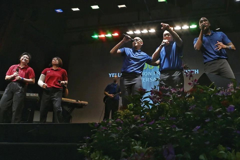 Lima finalis (dari kiri) Cik Wong Hui Xian Nisha; Cik Jasmine Angelena Sin Hien Ai; Encik Rashid Zali; Encik Reduan Mohamed Said dan Encik Mohamad Iqbal Sali, bergabung untuk mempersembahkan lagu “You & I” ketika majlis penutup Pertandingan Menulis Lagu Reben Kuning 2025 di Kompleks Penjara Changi pada 10 September.