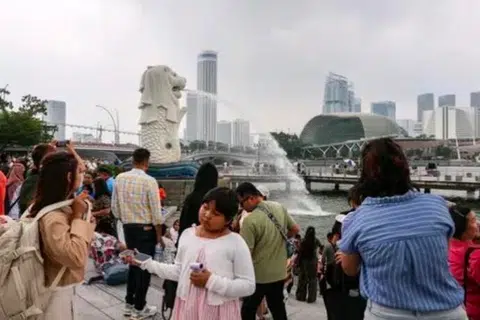 Keadaan jerebu kelihatan di Taman Merlion pada 1:40 petang pada 24 Oktober 2026.