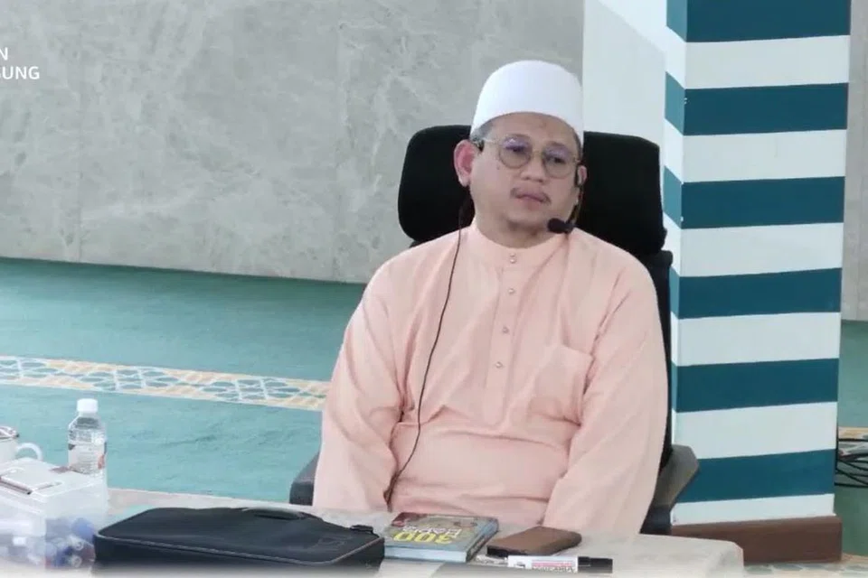Program ‘Santunan Emas’ anjuran Masjid Al-Muttaqin pada setiap Rabu dipimpin oleh mantan Mufti, Ustaz Mohamed Fatris Bakaram.