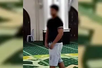 Tangkap layar video tular seorang lelaki bukan beragama Islam melakukan kekecohan di sebuah masjid di Taman Tun Dr Ismail. 