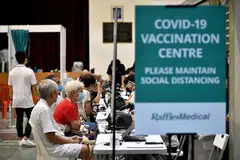 KADAR JANGKITAN: Kadar jangkitan individu yang telah divaksin adalah rendah, dengan sekitar 0.5 peratus individu yang telah menerima vaksin Pfizer-BioNTech dan Moderna sepenuhnya dijangkiti Covid-19. - Foto fail