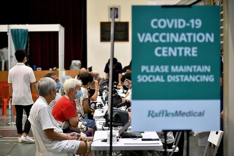 KADAR JANGKITAN: Kadar jangkitan individu yang telah divaksin adalah rendah, dengan sekitar 0.5 peratus individu yang telah menerima vaksin Pfizer-BioNTech dan Moderna sepenuhnya dijangkiti Covid-19. - Foto fail
