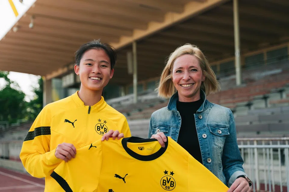 KEJAR IMPIAN: Danelle Tan (kiri) bergambar dengan ketua bola sepak wanita Borussia Dortmund, Svenja Schlenker.