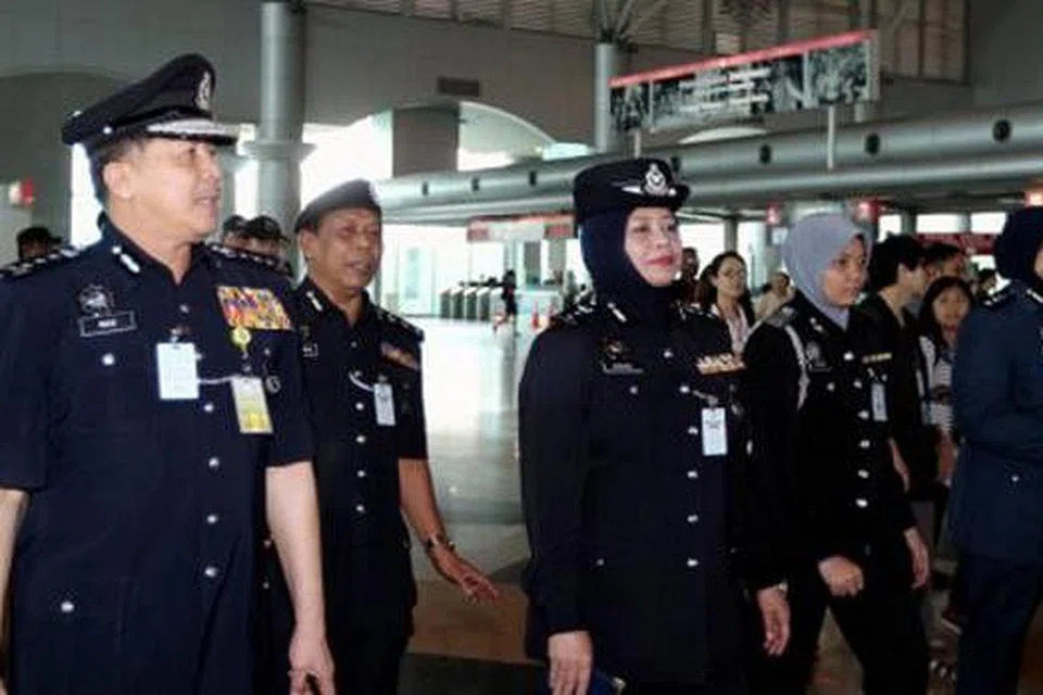 PERKETAT KESELAMATAN: Ketua Polis Johor, Datuk Wan Ahmad Najmuddin Mohd (kiri), yang diiringi Timbalannya, Datuk Aishah Mohammad (tiga dari kiri), membuat lawatan ke Kompleks CIQ Johor Bahru kelmarin. - Foto NSTP