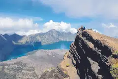 TERTAWAN: Pemandangan menawan puncak Gunung Berapi Baru Jari, yang masih aktif, dan Danau Segara Anak dari Pos Pemantauan pada setinggi 2,900 meter dari paras laut di Gunung Rinjani. - Foto PENGEMBARA EMAS