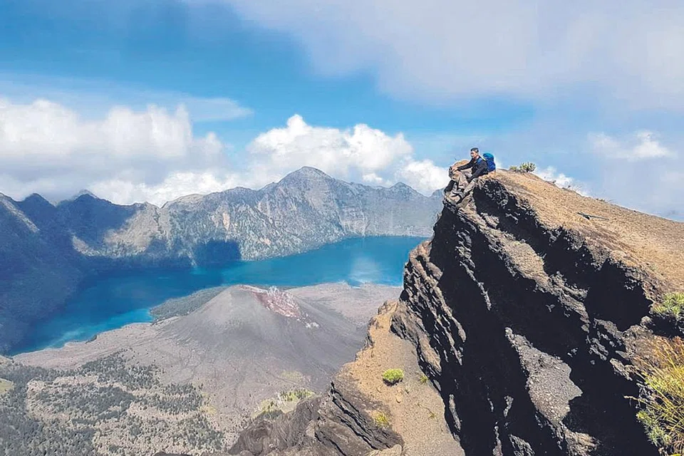 TERTAWAN: Pemandangan menawan puncak Gunung Berapi Baru Jari, yang masih aktif, dan Danau Segara Anak dari Pos Pemantauan pada setinggi 2,900 meter dari paras laut di Gunung Rinjani. - Foto PENGEMBARA EMAS