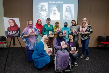 GABUNGAN PENULIS: Cik Hidayah Amin (berkebaya hijau) bergambar dengan penulis-penulis buku ‘Hijab’ yang hadir pada hari pelancaran pada 26 November. 