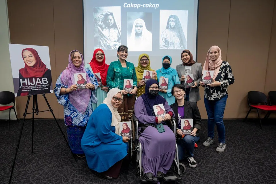 GABUNGAN PENULIS: Cik Hidayah Amin (berkebaya hijau) bergambar dengan penulis-penulis buku ‘Hijab’ yang hadir pada hari pelancaran pada 26 November. 