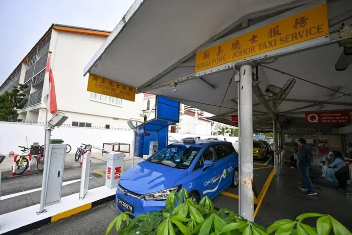 Teksi berdaftar Singapura yang sebelum ini hanya boleh mengambil penumpang di Larkin Sentral Terminal, mulai 4 Mei boleh melakukannya di lokasi seperti di Toppen Shopping Centre, Mid Valley Southkey Mall, dan Angsana Mall.