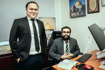 PAKAR SYARIAH: Peguam Encik Russell Thio (kiri) dengan rakan pengurusan bersama, Encik Mohammad Rizuan Mohammad Yasin. Beliau merupakan antara segelintir peguam bukan Islam yang mempunyai pengkhususan dalam bidang Syariah termasuk perceraian dan harta pusaka dalam kalangan orang-orang Islam. - Foto BH oleh NUR DIYANA TAHA