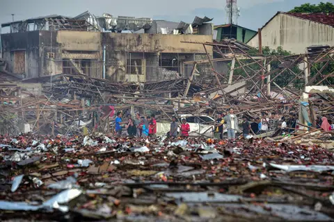 DALAM SIASATAN: Kebakaran gudang mercun di Sungai Golok, di Pasar Mundok, destinasi beli-belah popular bagi kebanyakan rakyat Malaysia.