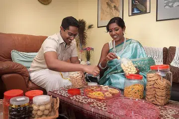 SERONOK SAMBUT DEEPAVALI BERSAMA: Encik Gouthaman dan Cik Jayasutha menyambut Deepavali bersama sebagai pasangan suami isteri buat pertama kali. - Foto BH oleh ALPHONSUS CHERN