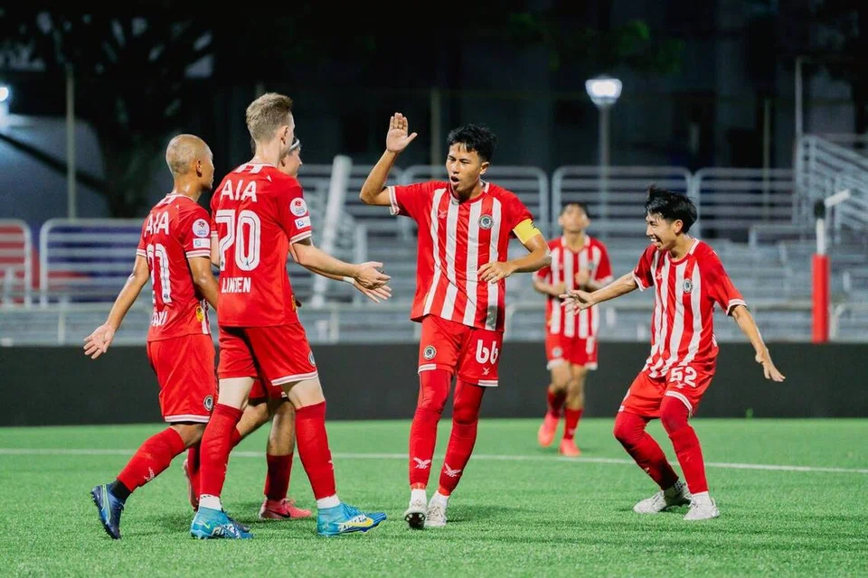 (2LT) Saiful Azhar (tiga dari kanan), beraksi untuk pasukan Liga Perdana Singapura (SPL), Tanjong Pagar United sebelum beliau menjalani Perkhidmatan Negara (NS). Pengalamannya sebagai pemain bola sepak banyak membantunya mengharungi cabaran NS.