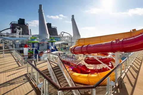 Toy Story Place di Disney Adventure menampilkan pelbagai tarikan bertema Toy Story, antaranya kawasan permainan air Flying Saucer Splash Zone serta gelongsor Woody and Jessie’s Wild Slides.