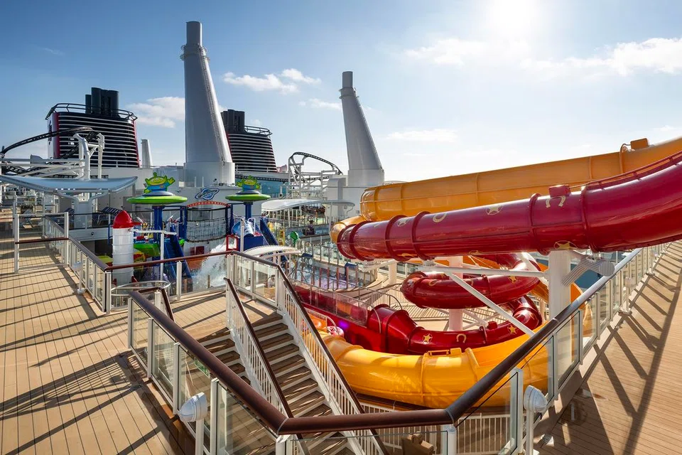 Toy Story Place di Disney Adventure menampilkan pelbagai tarikan bertema Toy Story, antaranya kawasan permainan air Flying Saucer Splash Zone serta gelongsor Woody and Jessie’s Wild Slides.