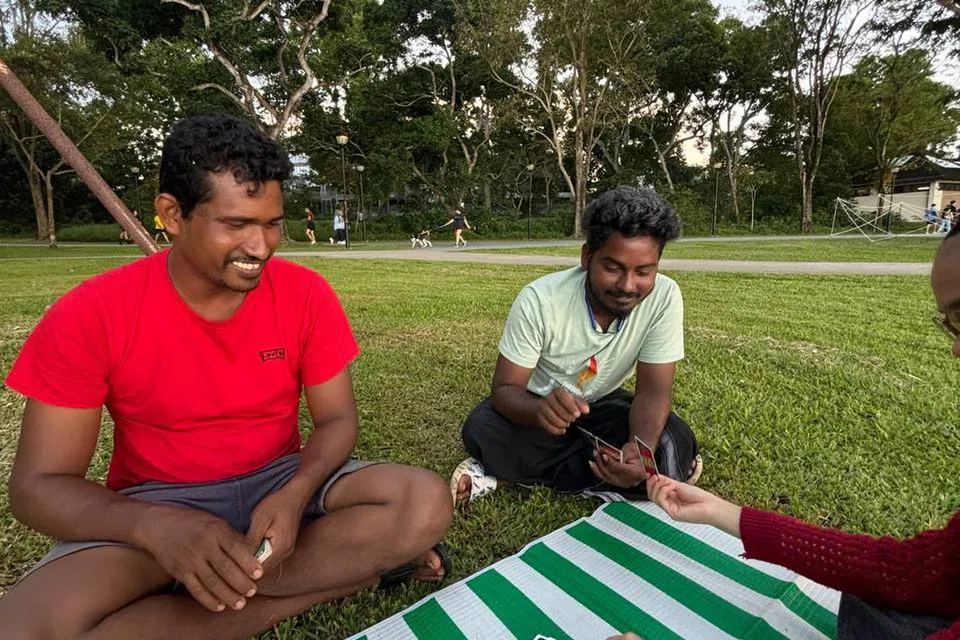 Dheena (kiri) dan Arul (kanan) bermain belajar bermain UNO bersama Cik Safira dan rakannya.