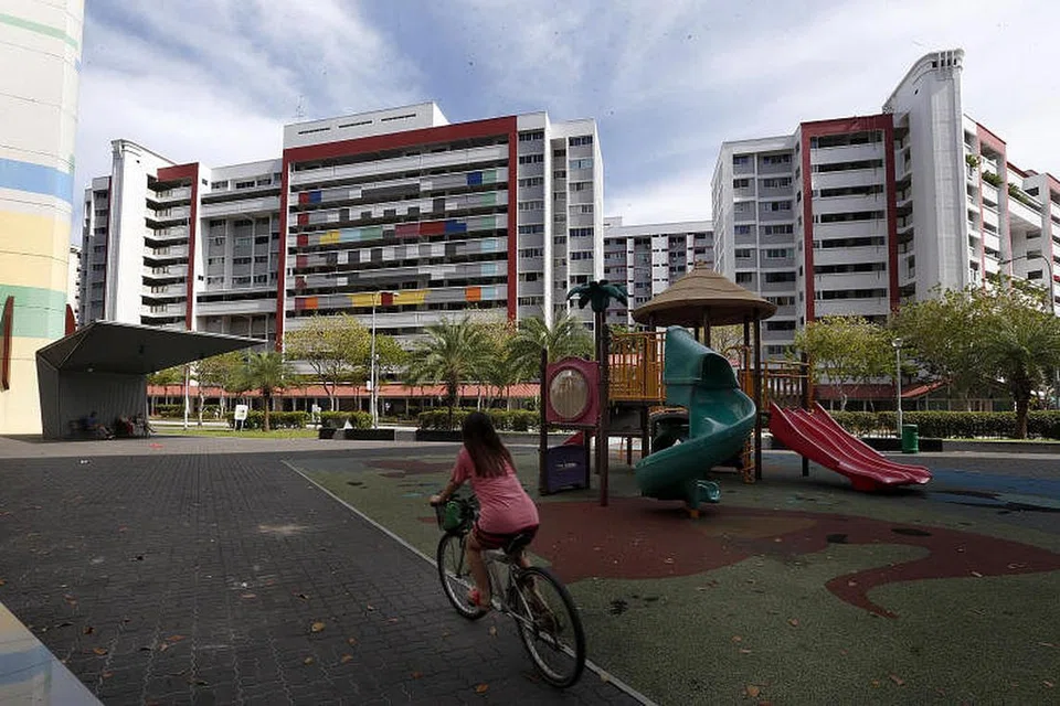 RINGAN BEBAN PENIAGA, PENJAJA: Kesemua 15 Majlis Bandaran yang ditadbir Parti Tindakan Rakyat (PAP) akan menyediakan rebat bagi bayaran Khidmat dan Penyenggaraan (S&CC) sebanyak 15 peratus untuk kedai dan penjaja selama empat bulan.