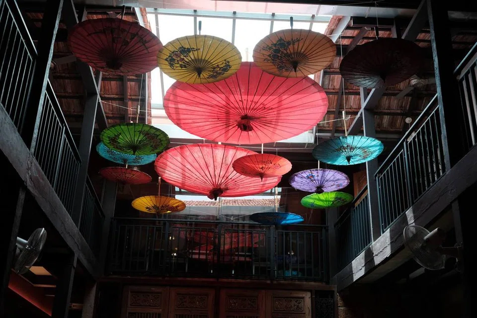 RUANG ESTETIK: Restoran Heritage Flavours dihiasi payung tradisional nyonya. 