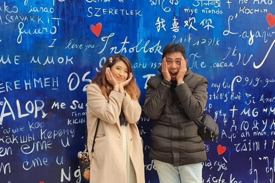 Dalam kesibukan kehidupan di Singapura, meluangkan masa memahami ibu bapa bukan sekadar tanda sayang, tetapi pengiktirafan bahawa perjalanan hidup mereka masih terus berlari seiring waktu. Penulis bergambar bersama bapanya, Encik Mohd Azlan Abdul Rahman di Korea Selatan.