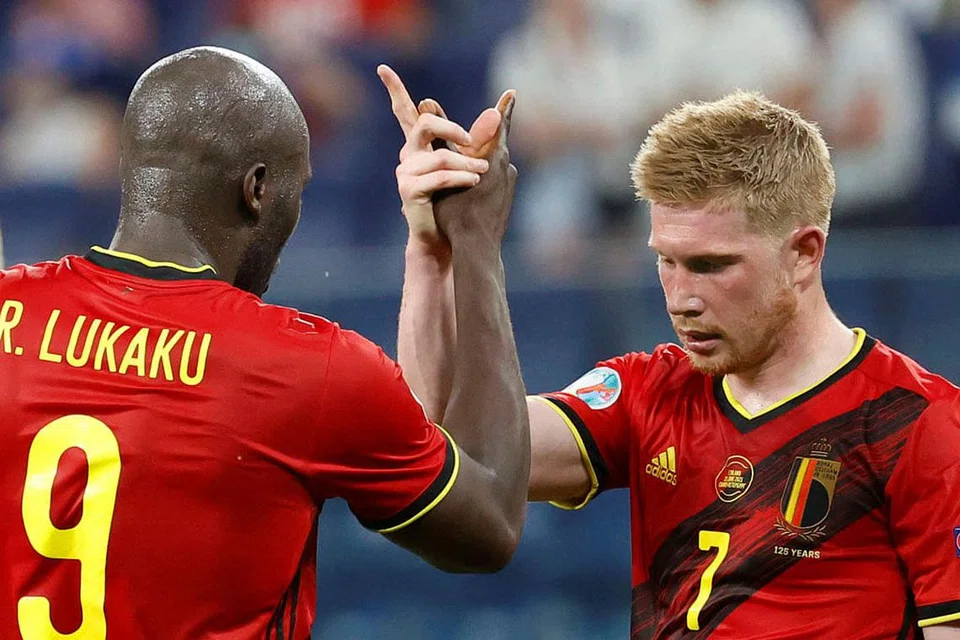 BURU KEJUARAAN PERTAMA: Gabungan Lukaku (kiri) dan Kevin de Bruyne akan harap dapat memberi inspirasi bagi Belgium mencatat kemenangan di Seville lusa. - Foto REUTERS