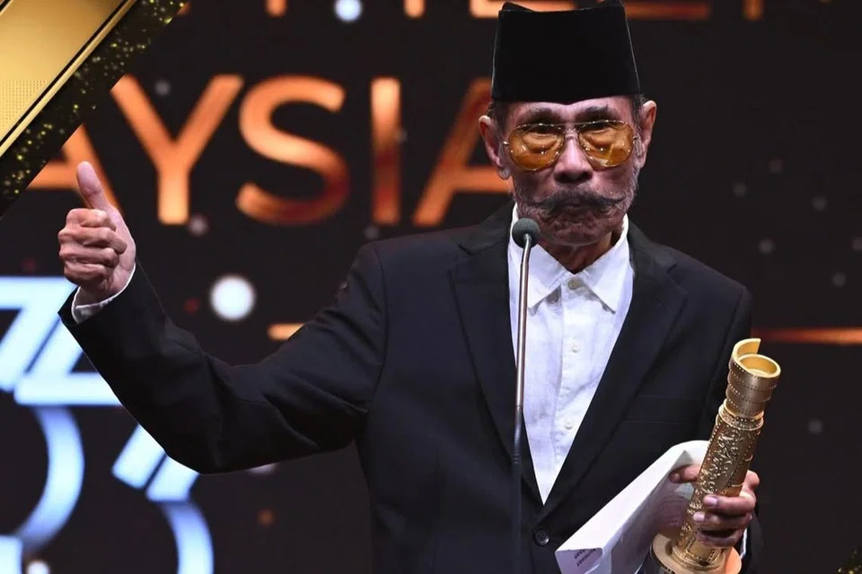 A. Galak dikenali dengan gelaran ‘Sarjan Misai’ kerana penampilannya yang unik dengan misai melentik dalam drama polis ‘Gerak Khas’.