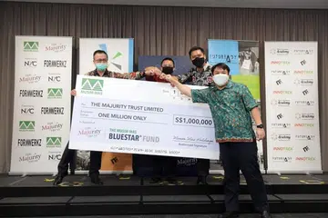 (Dari kiri) Ketua Pegawai Kewangan Musim Mas Holdings Alvin Lim, Menteri Pembangunan Sosial dan Keluarga, Encik Desmond Lee, Pengarah Eksekutif The Majurity Trust Martin Tan dan pengasas Akademi Perwatakan & Kepimpinan Delane Lim di majlis penyampaian cek.