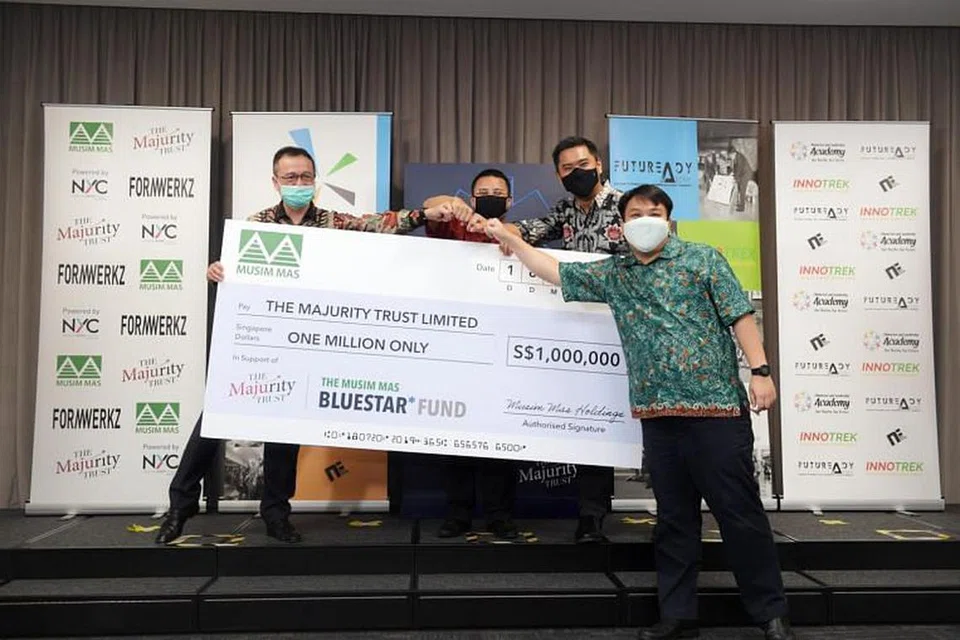 (Dari kiri) Ketua Pegawai Kewangan Musim Mas Holdings Alvin Lim, Menteri Pembangunan Sosial dan Keluarga, Encik Desmond Lee, Pengarah Eksekutif The Majurity Trust Martin Tan dan pengasas Akademi Perwatakan & Kepimpinan Delane Lim di majlis penyampaian cek.