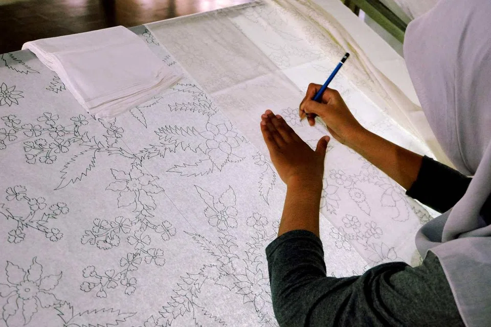Pada 2 Oktober 2009, Unesco secara rasmi mengiktiraf batik, (batik tulis dan batik cap) sebagai Karya Agung Warisan Kemanusiaan Lisan dan Tidak Ketara dari Indonesia, dan menggalakkan rakyat dan pemerintah Indonesia supaya  melindungi , menghantar, mempromosikan, dan mengembangkan ketukangan batik. Sejak itu, Indonesia menyambut “Hari Batik Nasional” setiap tahun pada 2 Oktober. 