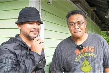 PENGGERAK USAHA KUMPUL DANA: Izzat Yusoff dan Cikgu Djohan Abd Rahman menerajui usaha mengumpulkan dana untuk membantu perbaiki rumah Mak Itam di Kampung Lorong Buangkok. - Foto ihsan IZZAT YUSOFF