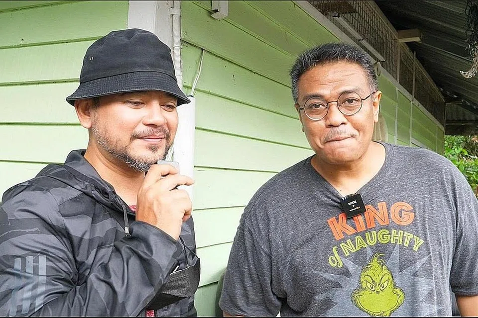 PENGGERAK USAHA KUMPUL DANA: Izzat Yusoff dan Cikgu Djohan Abd Rahman menerajui usaha mengumpulkan dana untuk membantu perbaiki rumah Mak Itam di Kampung Lorong Buangkok. - Foto ihsan IZZAT YUSOFF