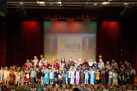 Mayor Majlis Pembangunan Masyarakat (CDC) South East, Encik Mohd Fahmi Aliman, dan Pengerusi Oaks Plus Limited, Cik Hazlina Abdul Halim, bergambar dengan kanak-kanak Prasekolah 7oaks yang membintangi persembahan teater ‘SAGA - Ayuh Ke Muzium’.