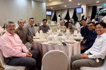 (Dari kanan) Ketua Perbankan Islam Maybank, Encik Sazzali Sabandi; Ketua Pengurusan Kekayaan Islam Kumpulan Maybank, Encik Anurag Mathur; Timbalan Ketua Pegawai Eksekutif SPH Media, Encik Kuek Yu Chuang; Menteri di Pejabat Perdana Menteri merangkap Menteri Kedua (Pendidikan dan Ehwal Luar), Dr Mohamad Maliki Osman; isteri beliau, Cik Sadiah Sahal; Ketua Editor Kumpulan Media Inggeris/Melayu/Tamil SPH Media, Encik Wong Wei Kong; Editor Berita Harian (BH), Encik Nazry Mokhtar; Ketua Pegawai Eksekutif Persatuan Dana Amanah Muslimin (MTFA), Dr Abdul Qader Al-Aidaroos; dan Pengurus Kanan Maybank, Encik Fazlur Rahman Kamsani; hadir untuk acara berbuka puasa bersama penghuni Rumah Anak Yatim Darul Ihsan yang dianjurkan oleh BH pada 13 Mac di Red Velvet Ballroom, Village Hotel Bugis.