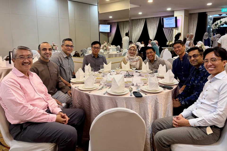 (Dari kanan) Ketua Perbankan Islam Maybank, Encik Sazzali Sabandi; Ketua Pengurusan Kekayaan Islam Kumpulan Maybank, Encik Anurag Mathur; Timbalan Ketua Pegawai Eksekutif SPH Media, Encik Kuek Yu Chuang; Menteri di Pejabat Perdana Menteri merangkap Menteri Kedua (Pendidikan dan Ehwal Luar), Dr Mohamad Maliki Osman; isteri beliau, Cik Sadiah Sahal; Ketua Editor Kumpulan Media Inggeris/Melayu/Tamil SPH Media, Encik Wong Wei Kong; Editor Berita Harian (BH), Encik Nazry Mokhtar; Ketua Pegawai Eksekutif Persatuan Dana Amanah Muslimin (MTFA), Dr Abdul Qader Al-Aidaroos; dan Pengurus Kanan Maybank, Encik Fazlur Rahman Kamsani; hadir untuk acara berbuka puasa bersama penghuni Rumah Anak Yatim Darul Ihsan yang dianjurkan oleh BH pada 13 Mac di Red Velvet Ballroom, Village Hotel Bugis.